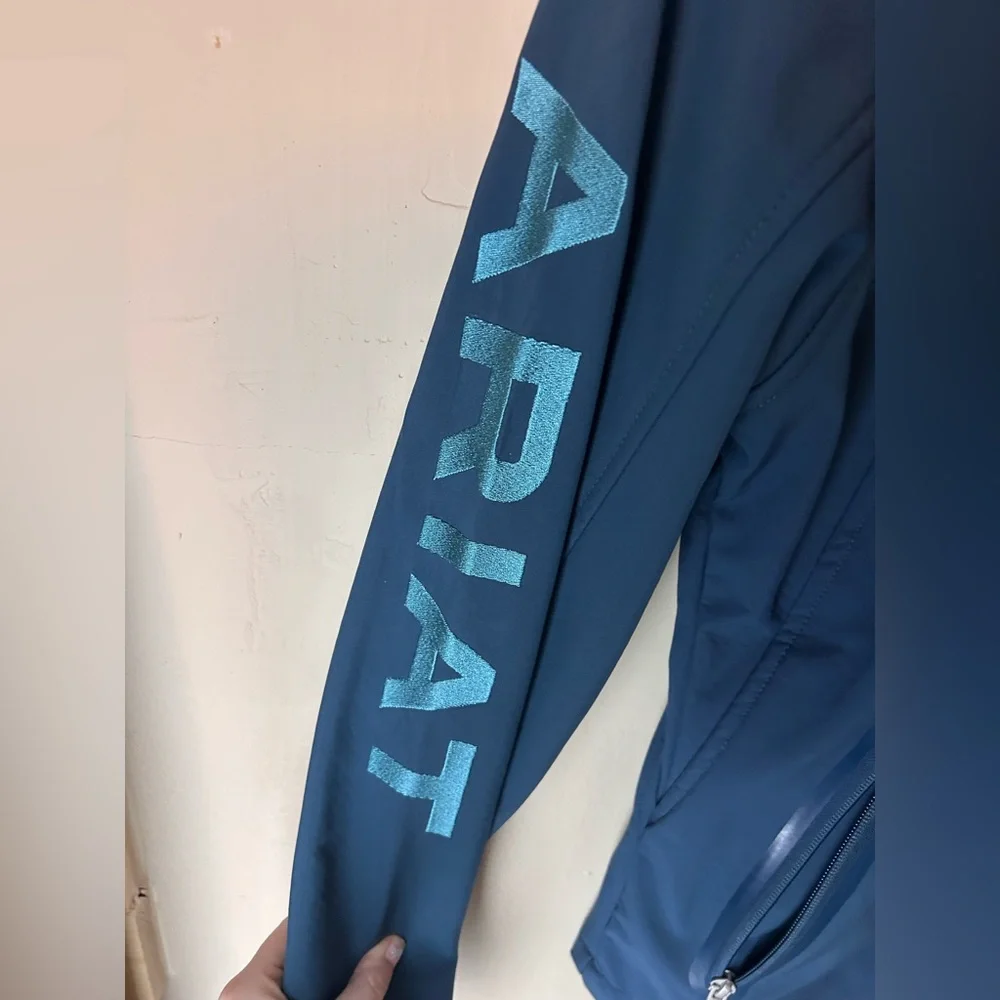 NWOT Women’s Ariat Team Softshell Jacket Deep Petroleum Blue Size M Western - Picture 5 of 15